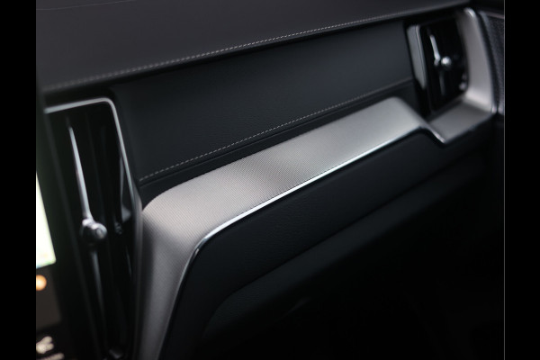 Volvo XC60 T8 AWD Ultra Black Edition | Pano - Trekhaak - HUD