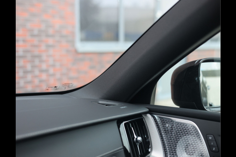 Volvo XC60 T8 AWD Ultra Black Edition | Pano - Trekhaak - HUD