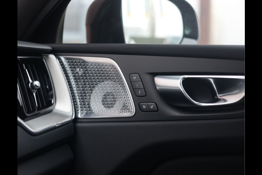 Volvo XC60 T8 AWD Ultra Black Edition | Pano - Trekhaak - HUD