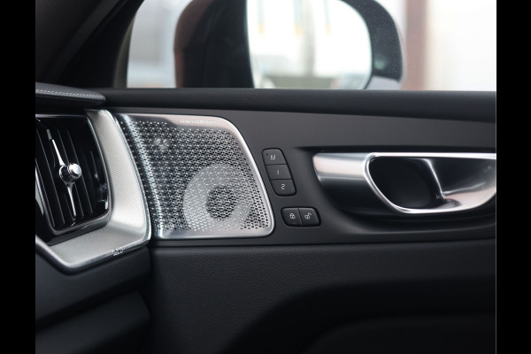 Volvo XC60 T8 AWD Ultra Black Edition | Pano - Trekhaak - HUD