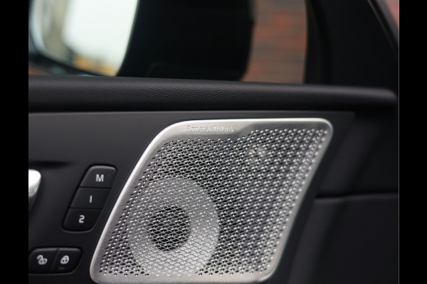 Volvo XC60 T8 AWD Ultra Black Edition | Pano - Trekhaak - HUD