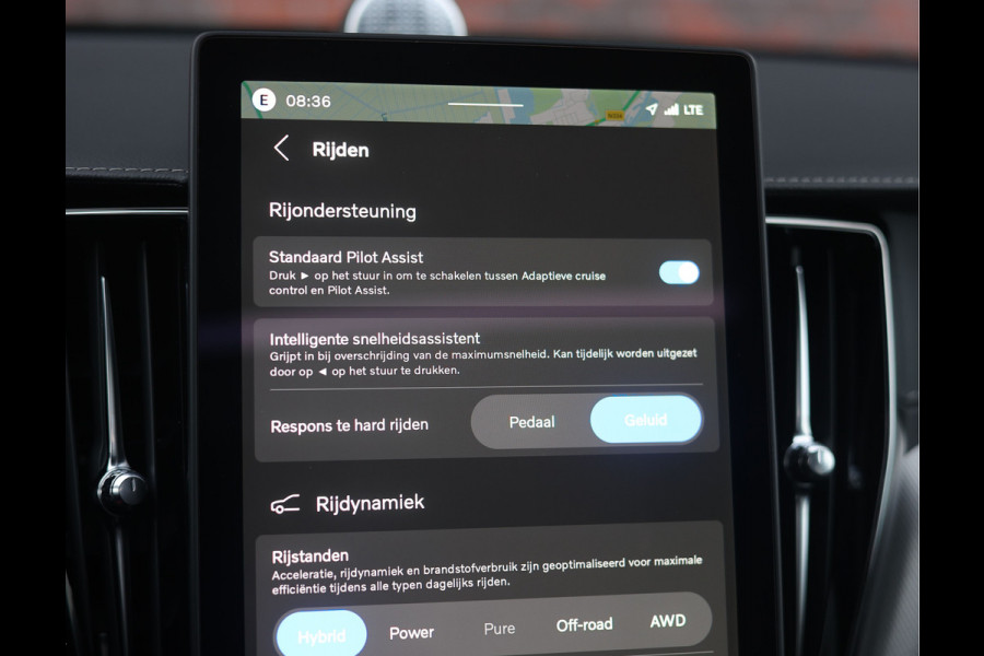 Volvo XC60 T8 AWD Ultra Black Edition | Pano - Trekhaak - HUD