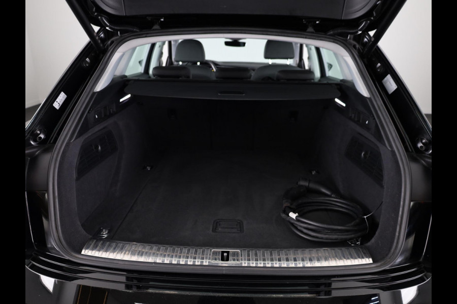 Audi e-tron 50 quattro edition 71 kWh 313 pk | SoH 99% | Navigatie | Trekhaak (afneembaar) | Parkeersensoren | Luchtvering |