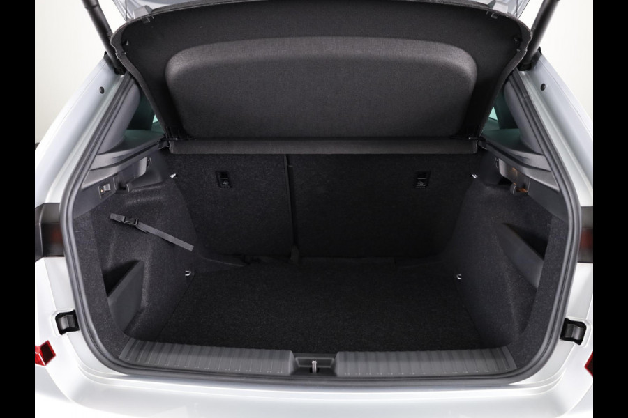 Škoda Kamiq Monte Carlo 1.0 TSI 115 pk 7 versn. DSG | Navigatie Pakket | Travel Assist Plus | Wegklapbare trekhaak | Winter Pakket | Charging | 18 inch lichtmetalen velgen