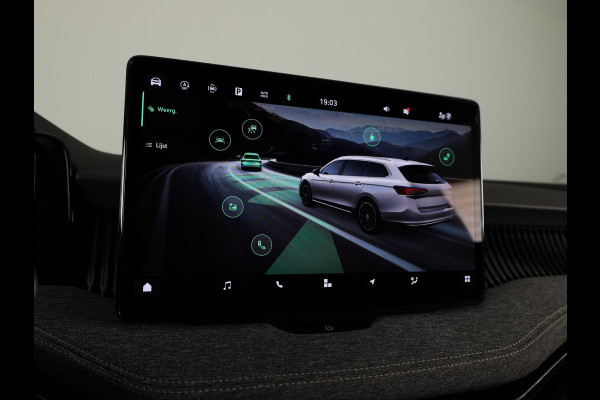 Škoda Superb Combi Business Edition 1.5 MHEV 150pk DSG-7 | Navigatie | Parkeercamera | Verwarmbare voorstoelen en achterbank | 18 inch Lichtmetalen velgen | Verlengde garantie