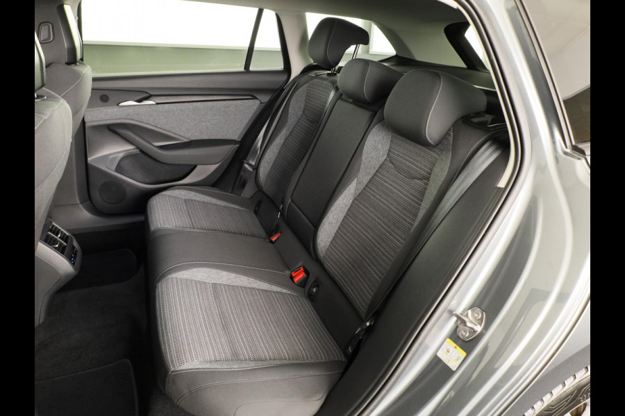 Škoda Superb Combi Business Edition 1.5 MHEV 150pk DSG-7 | Navigatie | Parkeercamera | Verwarmbare voorstoelen en achterbank | 18 inch Lichtmetalen velgen | Verlengde garantie