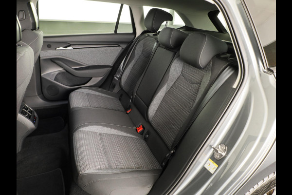 Škoda Superb Combi Business Edition 1.5 MHEV 150pk DSG-7 | Navigatie | Parkeercamera | Verwarmbare voorstoelen en achterbank | 18 inch Lichtmetalen velgen | Verlengde garantie