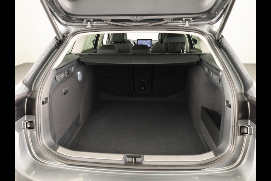 Škoda Superb Combi Business Edition 1.5 MHEV 150pk DSG-7 | Navigatie | Parkeercamera | Verwarmbare voorstoelen en achterbank | 18 inch Lichtmetalen velgen | Verlengde garantie