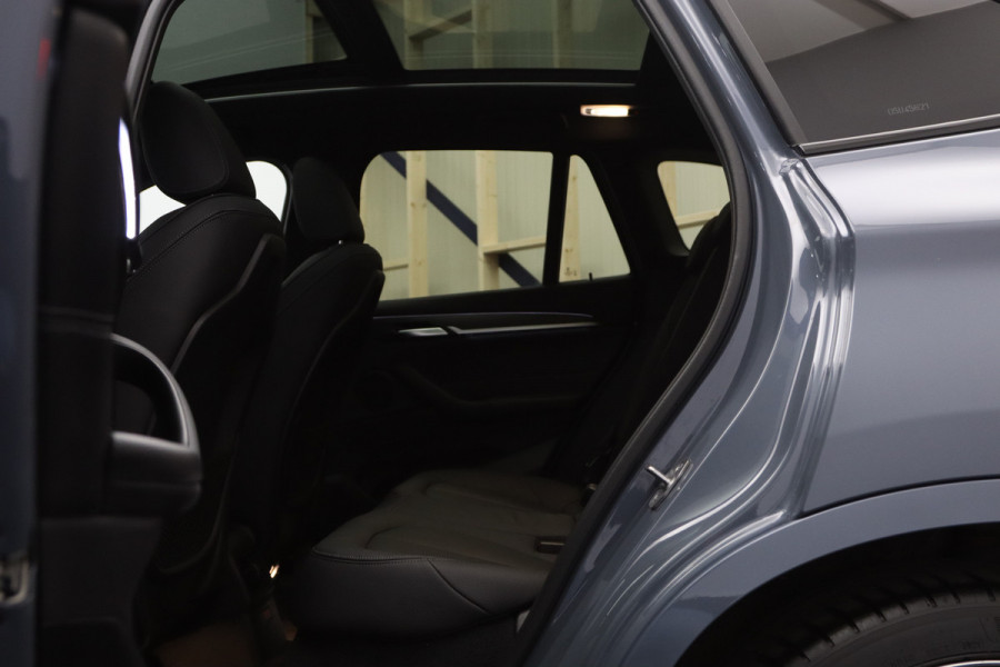 BMW X1 xDrive25e 220 PK High Executive M-Sport PHEV, Leder, Panoramadak, Head-Up, Camera, Keyless