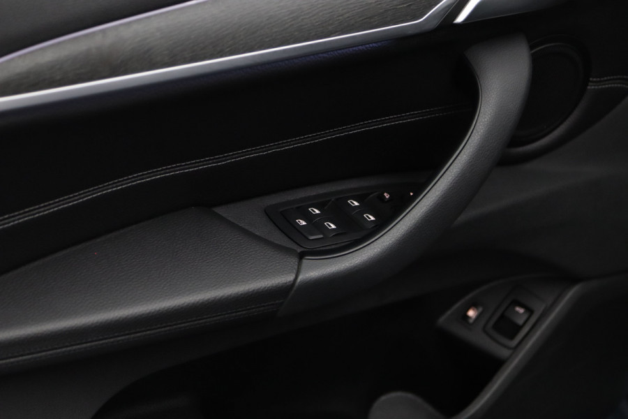 BMW X1 xDrive25e 220 PK High Executive M-Sport PHEV, Leder, Panoramadak, Head-Up, Camera, Keyless