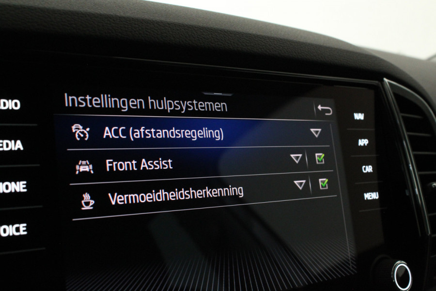 Škoda Karoq 1.5 TSI ACT Style > Camera/Trekhaak/ACC/Stoelverwarming/All season banden...