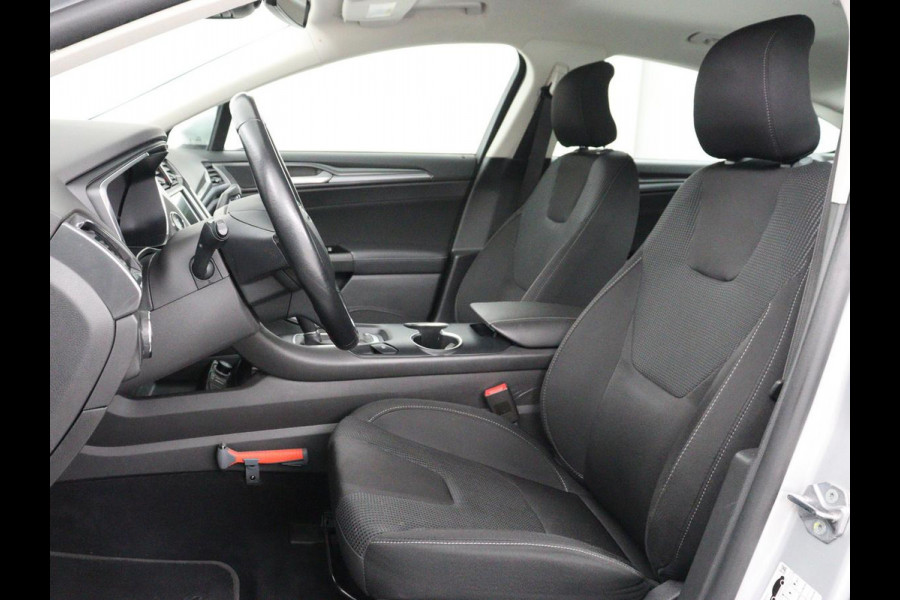 Ford Mondeo 2.0 IVCT HEV Titanium | Stoelverwarming | Carplay | Keyless | Navigatie | Climate control | Parkeerhulp | Cruise control | Bluetooth | DAB | Verwarmde voorruit