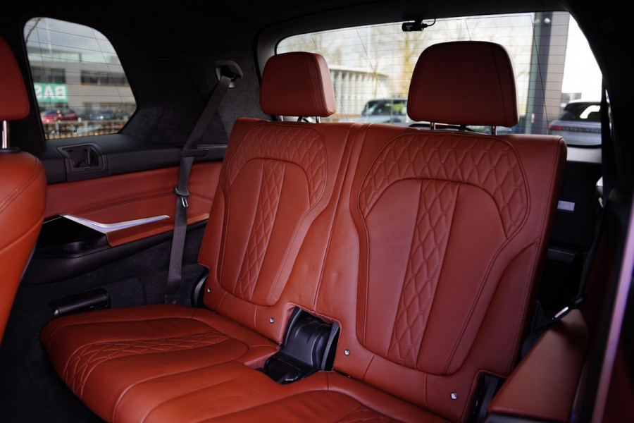 BMW X7 M 60 I X DRIVE 6 P / Individual / Sky Lounge / BTW