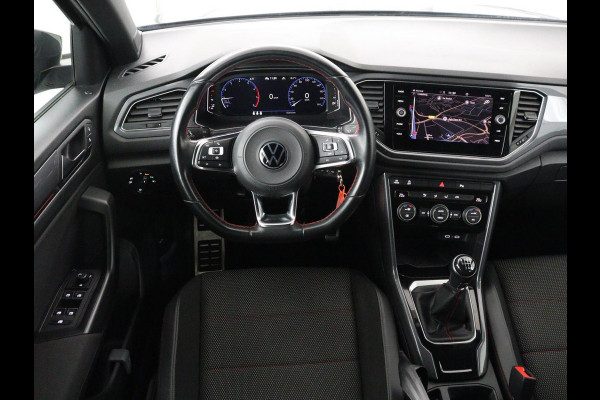 Volkswagen T-Roc 1.5 TSI Sport | Trekhaak | Virtual Cockpit | Carplay | Full LED | Adaptive cruise | Navigatie | Climate control | Parkeerhulp | Bluetooth | 17'' | Getint glas