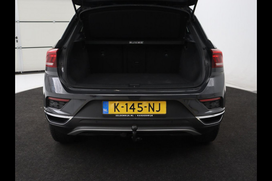 Volkswagen T-Roc 1.5 TSI Sport | Trekhaak | Virtual Cockpit | Carplay | Full LED | Adaptive cruise | Navigatie | Climate control | Parkeerhulp | Bluetooth | 17'' | Getint glas