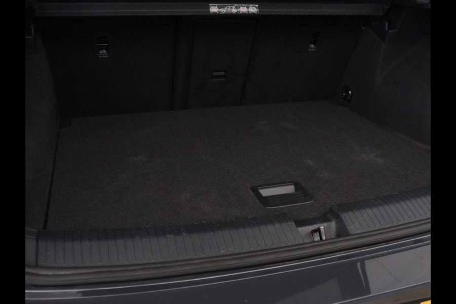 Volkswagen T-Roc 1.5 TSI Sport | Trekhaak | Virtual Cockpit | Carplay | Full LED | Adaptive cruise | Navigatie | Climate control | Parkeerhulp | Bluetooth | 17'' | Getint glas