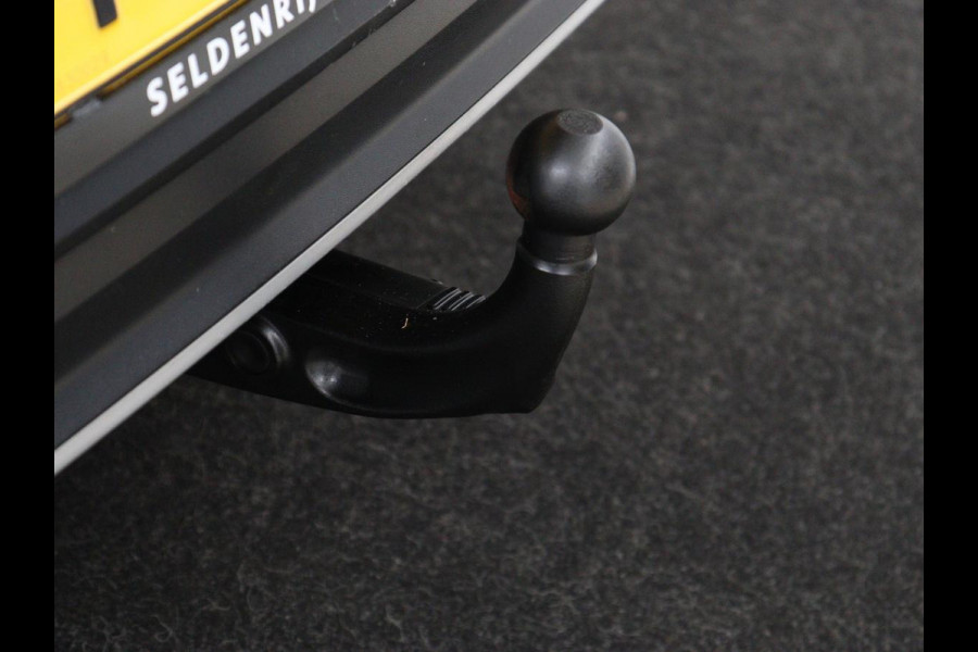 Volkswagen T-Roc 1.5 TSI Sport | Trekhaak | Virtual Cockpit | Carplay | Full LED | Adaptive cruise | Navigatie | Climate control | Parkeerhulp | Bluetooth | 17'' | Getint glas