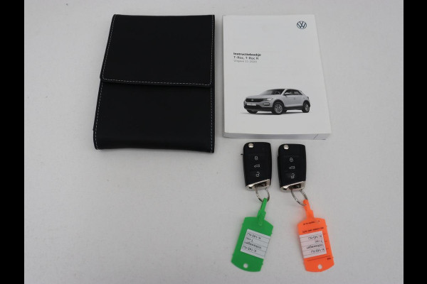 Volkswagen T-Roc 1.5 TSI Sport | Trekhaak | Virtual Cockpit | Carplay | Full LED | Adaptive cruise | Navigatie | Climate control | Parkeerhulp | Bluetooth | 17'' | Getint glas