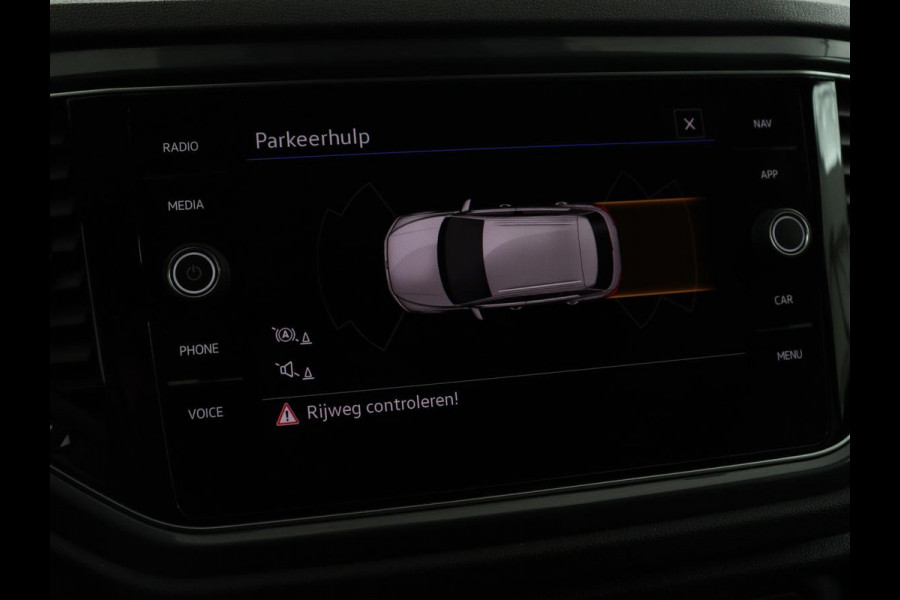 Volkswagen T-Roc 1.5 TSI Sport | Trekhaak | Virtual Cockpit | Carplay | Full LED | Adaptive cruise | Navigatie | Climate control | Parkeerhulp | Bluetooth | 17'' | Getint glas
