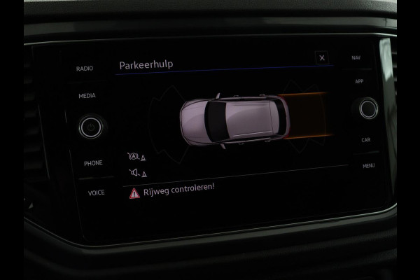 Volkswagen T-Roc 1.5 TSI Sport | Trekhaak | Virtual Cockpit | Carplay | Full LED | Adaptive cruise | Navigatie | Climate control | Parkeerhulp | Bluetooth | 17'' | Getint glas