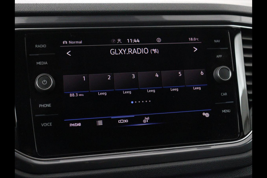 Volkswagen T-Roc 1.5 TSI Sport | Trekhaak | Virtual Cockpit | Carplay | Full LED | Adaptive cruise | Navigatie | Climate control | Parkeerhulp | Bluetooth | 17'' | Getint glas