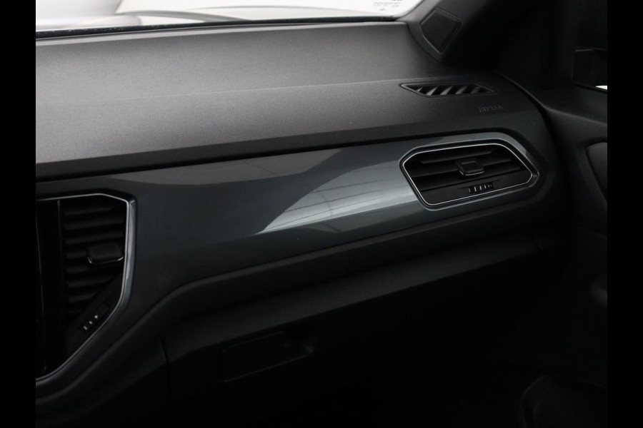 Volkswagen T-Roc 1.5 TSI Sport | Trekhaak | Virtual Cockpit | Carplay | Full LED | Adaptive cruise | Navigatie | Climate control | Parkeerhulp | Bluetooth | 17'' | Getint glas