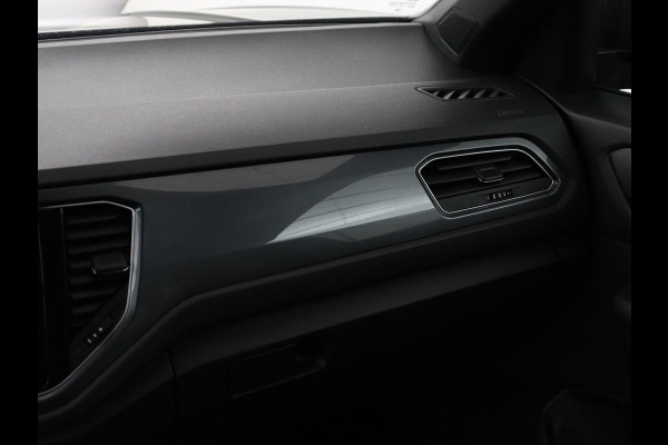 Volkswagen T-Roc 1.5 TSI Sport | Trekhaak | Virtual Cockpit | Carplay | Full LED | Adaptive cruise | Navigatie | Climate control | Parkeerhulp | Bluetooth | 17'' | Getint glas