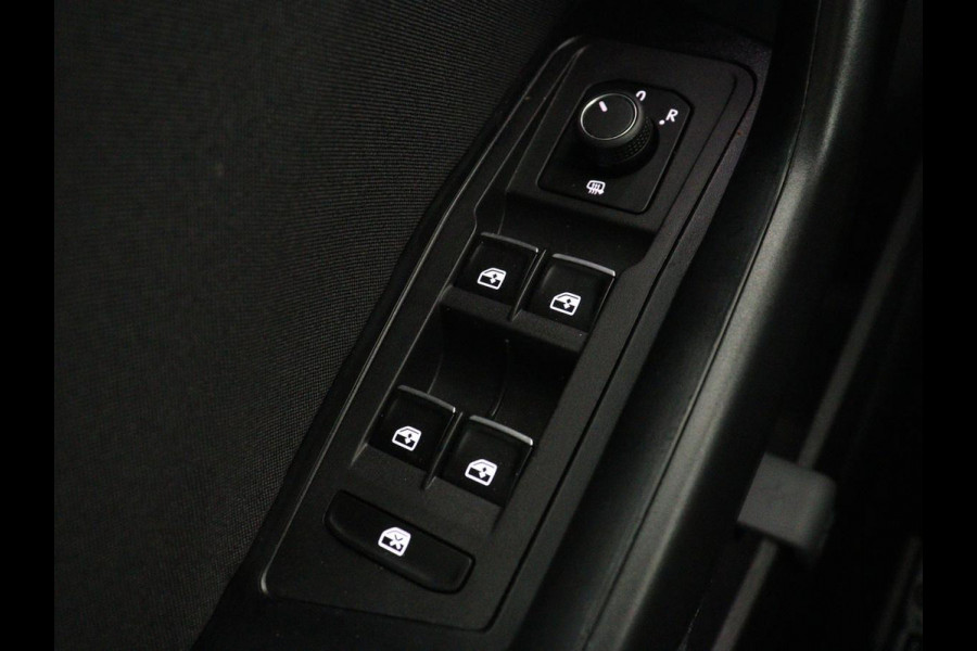 Volkswagen T-Roc 1.5 TSI Sport | Trekhaak | Virtual Cockpit | Carplay | Full LED | Adaptive cruise | Navigatie | Climate control | Parkeerhulp | Bluetooth | 17'' | Getint glas