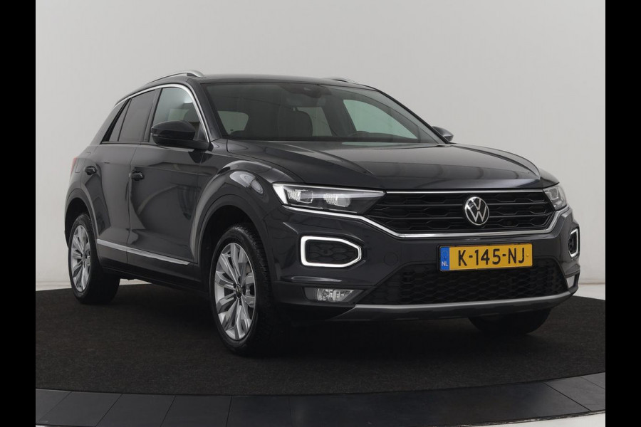 Volkswagen T-Roc 1.5 TSI Sport | Trekhaak | Virtual Cockpit | Carplay | Full LED | Adaptive cruise | Navigatie | Climate control | Parkeerhulp | Bluetooth | 17'' | Getint glas