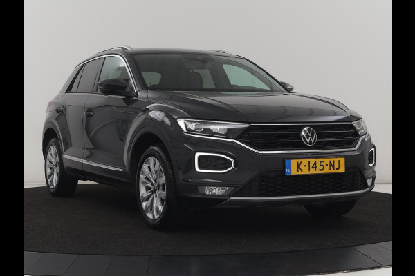 Volkswagen T-Roc 1.5 TSI Sport | Trekhaak | Virtual Cockpit | Carplay | Full LED | Adaptive cruise | Navigatie | Climate control | Parkeerhulp | Bluetooth | 17'' | Getint glas