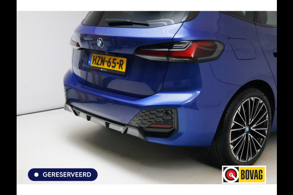 BMW 2 Serie Active Tourer 218i M-Sport automaat | 19 inch Individual Panoramadak | Harman Kardon | HUD Adaptive cruise, 360 Camera, PDC V+A,  El.verstelbare stoel met geheugen, Elektrische achterklep, Keyless