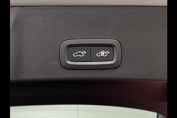 Volvo XC40 1.5 T5 Plug-in hybrid Ultimate Dark Trekhaak | Adapt. cruise | Open dak | 360 camera | Stuur-/stoelverwarming | Harman Kardon | Memory | Leder