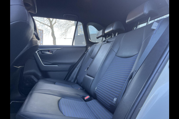 Toyota RAV4 2.5 Hybrid AWD Bi-Tone | 1650 KG trekgewicht | Trekhaak | Parkeersensoren | Apple Carplay & AndroidAUTO | Adapt.Cruise Control |