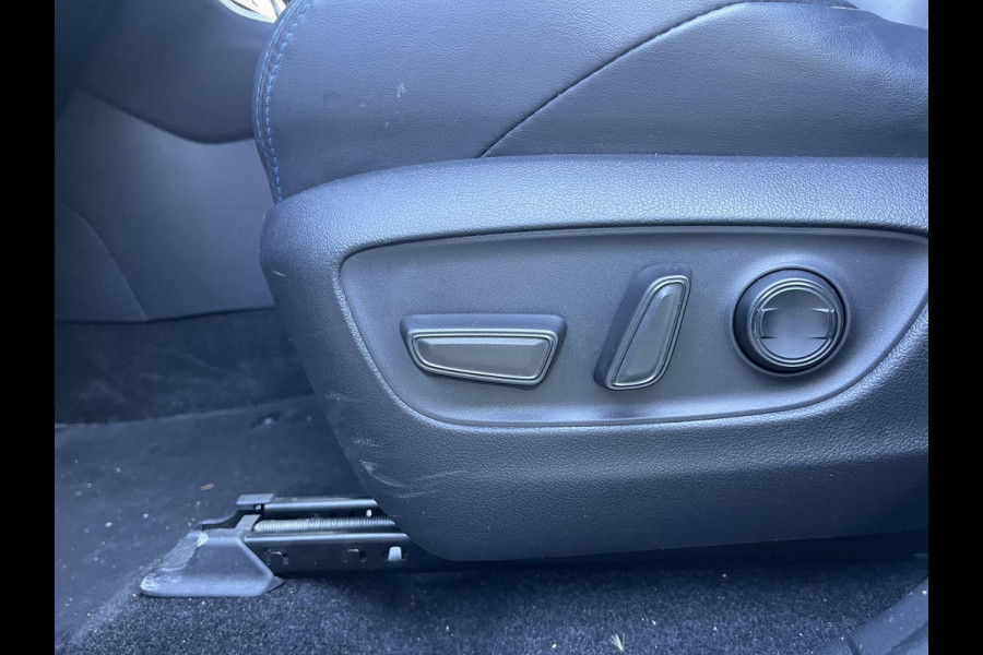 Toyota RAV4 2.5 Hybrid AWD Bi-Tone | 1650 KG trekgewicht | Trekhaak | Parkeersensoren | Apple Carplay & AndroidAUTO | Adapt.Cruise Control |