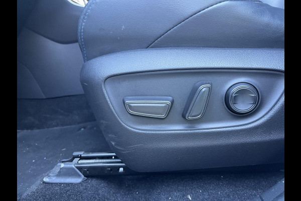 Toyota RAV4 2.5 Hybrid AWD Bi-Tone | 1650 KG trekgewicht | Trekhaak | Parkeersensoren | Apple Carplay & AndroidAUTO | Adapt.Cruise Control |