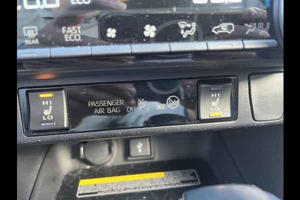 Toyota RAV4 2.5 Hybrid AWD Bi-Tone | 1650 KG trekgewicht | Trekhaak | Parkeersensoren | Apple Carplay & AndroidAUTO | Adapt.Cruise Control |