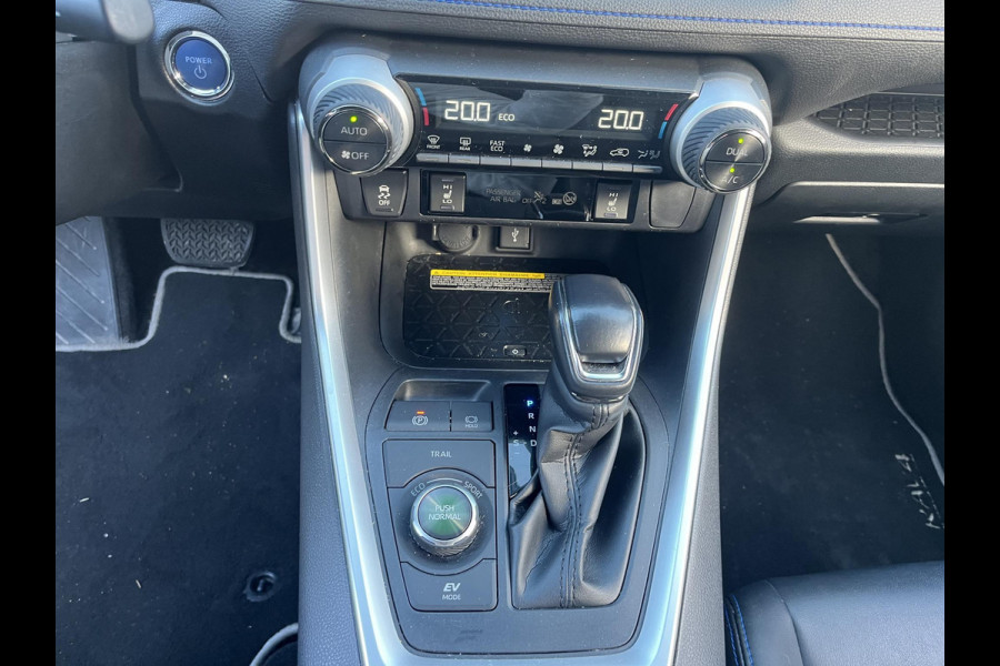Toyota RAV4 2.5 Hybrid AWD Bi-Tone | 1650 KG trekgewicht | Trekhaak | Parkeersensoren | Apple Carplay & AndroidAUTO | Adapt.Cruise Control |