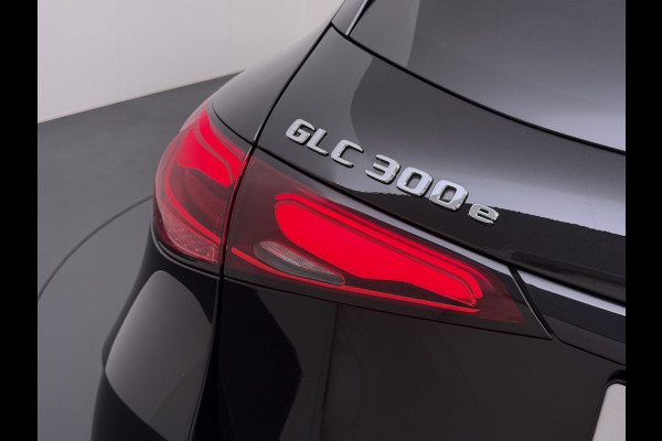 Mercedes-Benz GLC 300e AMG 4Matic // Panorama dak // Burmester // Memory // 360 Camera // 20 inch // Treeplanken // Sfeerverlichting // Keyless