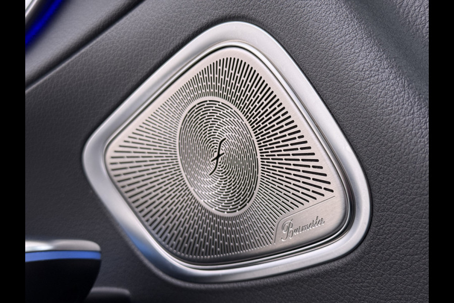 Mercedes-Benz GLC 300e AMG 4Matic // Panorama dak // Burmester // Memory // 360 Camera // 20 inch // Treeplanken // Sfeerverlichting // Keyless