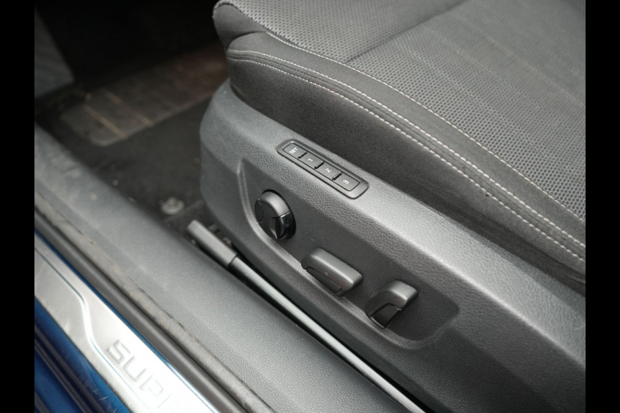 Škoda Superb Combi TSI iV Business Edition Plus Plug In Hybrid 218pk Dealer O.H. PHEV | Panodak | Cruise Control | Sportstoelen Memory & Verwarmd | Crystal LED | Apple Carplay | Virtual | DAB