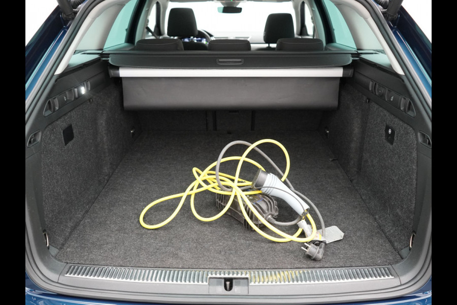 Škoda Superb Combi TSI iV Business Edition Plus Plug In Hybrid 218pk Dealer O.H. PHEV | Panodak | Cruise Control | Sportstoelen Memory & Verwarmd | Crystal LED | Apple Carplay | Virtual | DAB