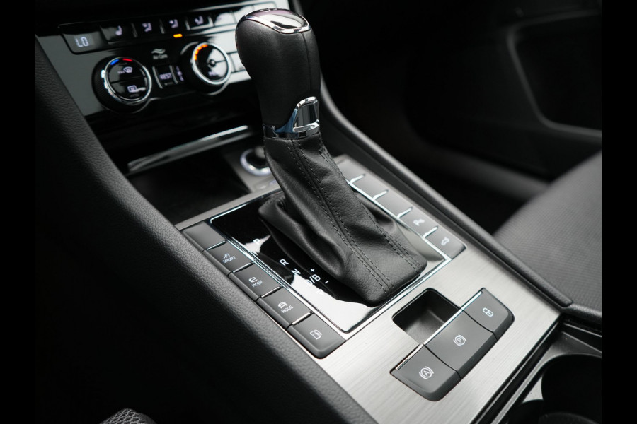 Škoda Superb Combi TSI iV Business Edition Plus Plug In Hybrid 218pk Dealer O.H. PHEV | Panodak | Cruise Control | Sportstoelen Memory & Verwarmd | Crystal LED | Apple Carplay | Virtual | DAB