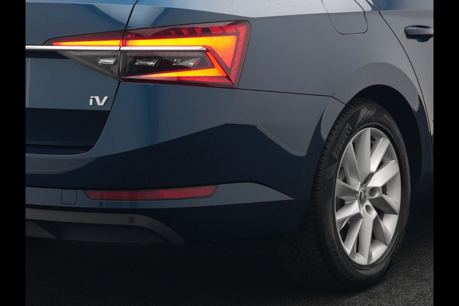 Škoda Superb Combi TSI iV Business Edition Plus Plug In Hybrid 218pk Dealer O.H. PHEV | Panodak | Cruise Control | Sportstoelen Memory & Verwarmd | Crystal LED | Apple Carplay | Virtual | DAB