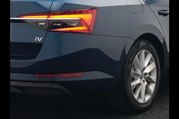 Škoda Superb Combi TSI iV Business Edition Plus Plug In Hybrid 218pk Dealer O.H. PHEV | Panodak | Cruise Control | Sportstoelen Memory & Verwarmd | Crystal LED | Apple Carplay | Virtual | DAB