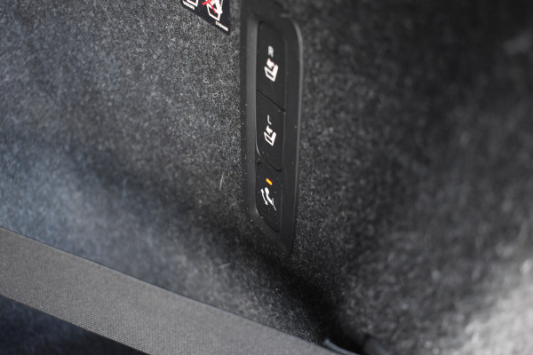 Volvo XC40 T3 156PK Momentum | H&K | Trekhaak | ACC | Leder | Stoelverwarming | Camera