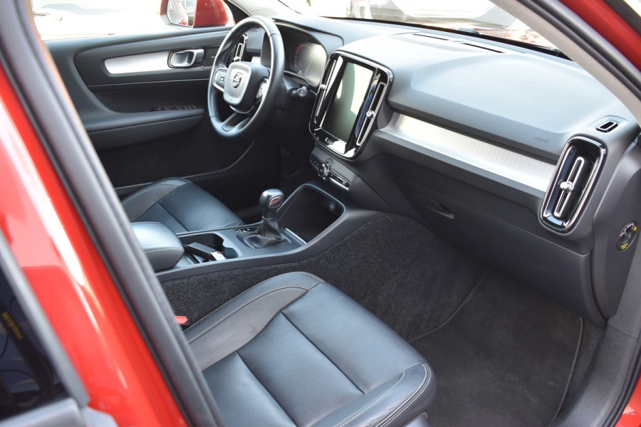 Volvo XC40 T3 156PK Momentum | H&K | Trekhaak | ACC | Leder | Stoelverwarming | Camera
