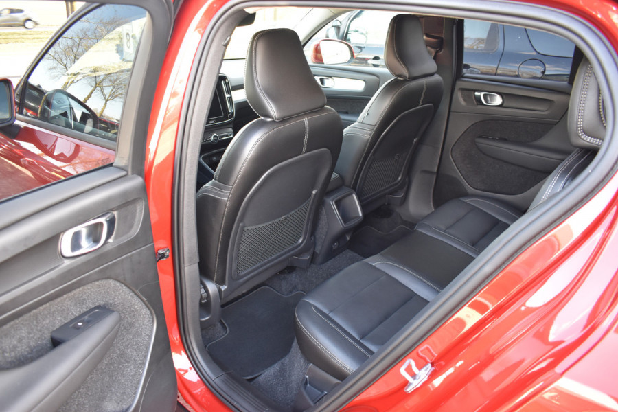 Volvo XC40 T3 156PK Momentum | H&K | Trekhaak | ACC | Leder | Stoelverwarming | Camera