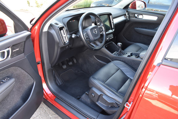 Volvo XC40 T3 156PK Momentum | H&K | Trekhaak | ACC | Leder | Stoelverwarming | Camera