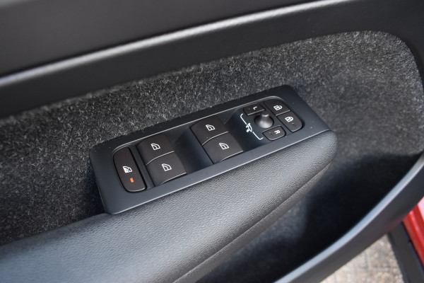 Volvo XC40 T3 156PK Momentum | H&K | Trekhaak | ACC | Leder | Stoelverwarming | Camera