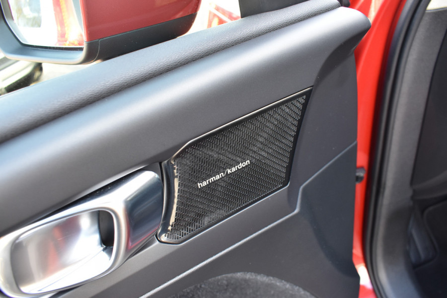 Volvo XC40 T3 156PK Momentum | H&K | Trekhaak | ACC | Leder | Stoelverwarming | Camera